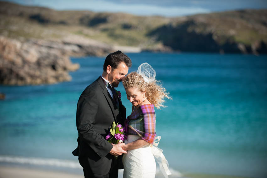 wedding elopement photography at hushinish beach and at amhuinnsuidhe castle, Isle of Harris soraya photography 