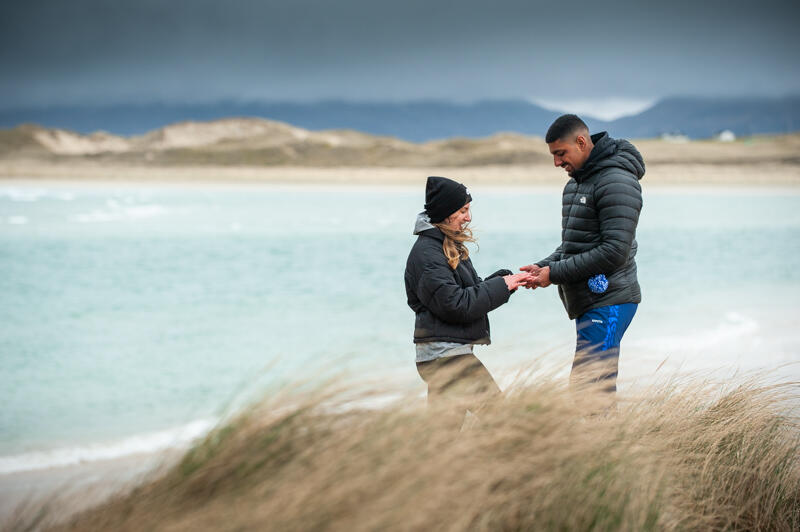 marriage proposal on an isle of harris beach 