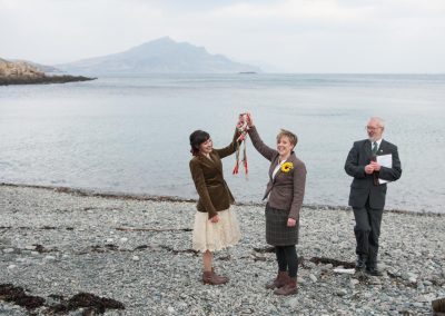 Isle of Skye elopement on beach with hand fasting