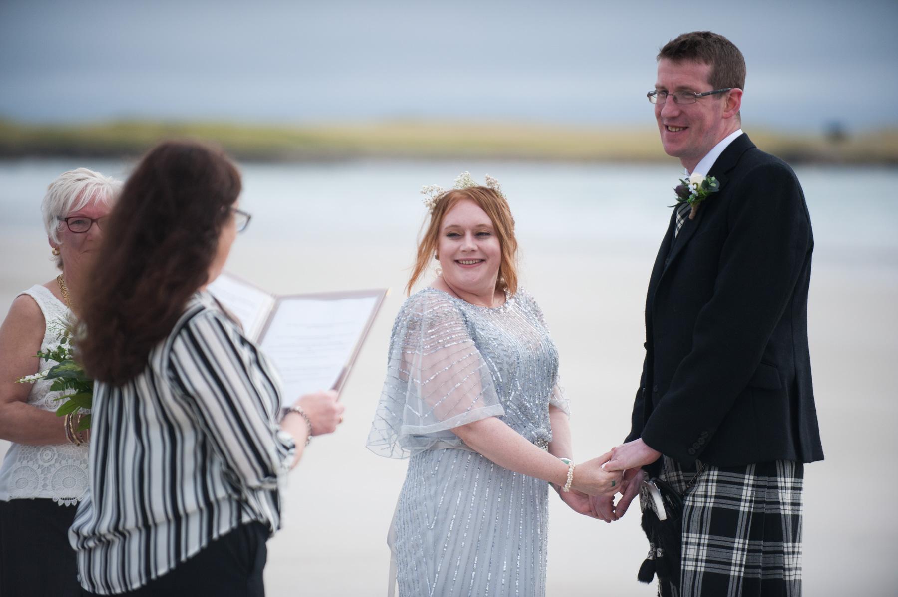 exchanging vows on scottish island elopement Tiree