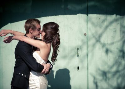 Bride and groom kissing, Fyvie Castle